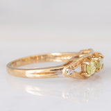 Anello vintage in oro giallo 9K con sfeni (0.44ctw ca.) e zirconi bianchi