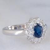Anello a margherita vintage in oro bianco 14K con zaffiro (1.15ct ca.) e diamanti di taglio brillante (0.48ctw ca.), anni ‘80