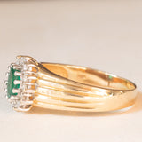 Anello a margherita vintage in oro giallo e bianco 14K con smeraldo (0.70ct ca.) e diamanti di taglio brillante (0.36ctw ca.), anni ‘60/‘70