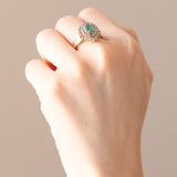 Anello a margherita vintage in oro bianco 18K con smeraldo (0.50ct ca.) e diamanti (0.53ctw ca.), anni ‘60/‘70
