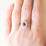 Anello a margherita vintage in oro bianco 18K con zaffiro (0.40ct ca.) e diamanti (0.16ctw ca.), anni ‘60/‘70