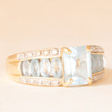Anello a fascia vintage in oro giallo e bianco 14K con topazi azzurri trattati (2.30ctw ca.), anni ‘70