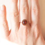Anello a margherita vintage in oro giallo 9K con granati (1ctw ca.), anni ‘70