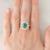 Anello a margherita vintage in oro giallo e bianco 14K con smeraldo (1.75ct ca.) e diamanti di taglio brillante (0.72ctw ca.), anni ‘70