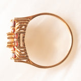 Anello a fiore in oro giallo 9K con granati (0.48ctw ca.) e perla, anni ‘40/‘50