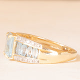 Anello a fascia vintage in oro giallo e bianco 14K con topazi azzurri trattati (2.30ctw ca.), anni ‘70