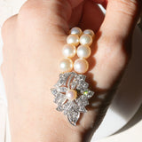 Collana vintage con filo di perle bianche e con decorazioni in oro bianco 18K e 14K con diamanti (1.20ctw ca.) e zaffiro (0.40ct ca.), anni ‘60