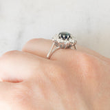 Anello a margherita vintage in oro bianco 18K con zaffiro (1ct ca.) e diamanti di taglio brillante (0.70ctw ca.), anni ‘70