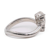 Anello vintage in platino con diamante a goccia (1,01ct) e due diamanti (0,17ctw)