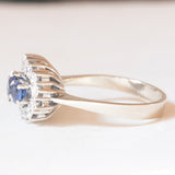 Anello vintage in oro bianco 18K con zaffiri (0.85ctw ca.) e diamanti di taglio brillante (0.40ctw ca.), anni ‘60/‘70