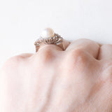 Anello a margherita vintage in oro bianco 18K con perla bianca e diamanti (0.18ctw ca.), anni ‘70