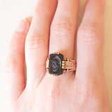 Anello vintage in oro giallo 14K con corniola incisa con profilo di soldato romano, anni ‘50/‘60