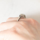 Solitario Art Déco in oro bianco 18K con diamante di taglio brillante (0.08ct ca.) e zaffiri di taglio triangolare, anni ‘30