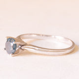 Solitario vintage in oro bianco 14K con diamante blu trattato di taglio brillante (0.45ct ca.), anni ‘90