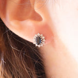 Orecchini a margherita vintage in oro bianco 14K con zaffiri (0.90ctw ca.) e diamanti di taglio brillante (0.36ctw ca.), anni ‘60/‘70