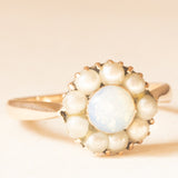 Anello a margherita antico in oro giallo 18K con opale sintetico e perline bianche, primi del ‘900