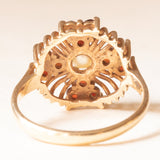 Anello a fiore in oro giallo 9K con granati (0.48ctw ca.) e perla, anni ‘40/‘50