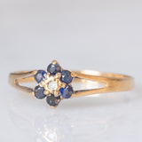 Anello a fiore vintage in oro giallo 9K con zaffiri (0.30ctw ca.) e diamante, anno 1977