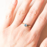 Anello vintage in oro giallo 9K con spinello azzurro sintetico di taglio a cuore (0.50ct ca.) e diamanti (0.03ctw ca.), anni ‘80/‘90