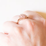 Anello a fiore vintage in oro giallo 10K con zaffiri rosa sintetici (1.20ctw ca.) e zaffiri bianchi, anno 1992