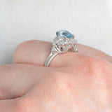 Anello a margherita vintage in platino con acquamarina (0.93ct) e diamanti (0.29ctw), anni ‘80