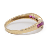 Tre anelli vintage a "V" in oro giallo 14k con rubini, smeraldi e zaffiri