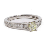 Anello vintage in platino 900 con diamante centrale di 0,33ct e diamanti di contorno di 0,29ctw