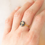 Raro anello rosario antico in oro giallo 18K con onice e perline bianche, fine ‘800/inizio ‘900