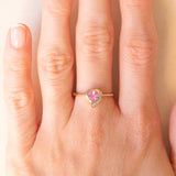 Anello vintage in oro giallo 9K con zaffiro rosa sintetico di taglio a cuore (0.60ct ca.) e diamante, anni ‘90 ca.