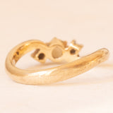 Anello trilogy in oro giallo e bianco 9K con opale (0.20ct ca.) e pietre bianche imitazioni di diamanti, anno 1999