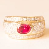 Anello a fascia vintage in oro giallo 18K con rubino (1.40ct ca.) e diamanti di taglio brillante (1ct ca.), anni ‘70/‘80