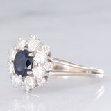Anello a margherita vintage in oro bianco 18K con zaffiro (1.30ct ca.) e diamanti di taglio brillante (1.30ctw ca.), anni ‘70