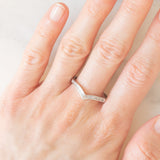 Anello a “V” in oro bianco 9K con diamanti di taglio tapered, anni ‘90