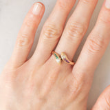 Anello contrarier antico a doppio serpente in oro giallo 14K con smeraldi, rubini e diamanti di taglio vecchio (0.16ctw ca.), anni ‘20