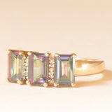 Anello vintage in oro giallo 9K con topazi mistici (1.80ctw ca.) e diamanti (0.03ctw ca.), anni ‘90/anni ‘2000