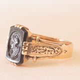 Anello vintage in oro giallo 14K con corniola incisa con profilo di soldato romano, anni ‘50/‘60