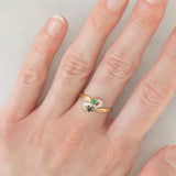 Toi et Moi vintage in oro giallo 18K con zaffiro (0.09ct ca.), smeraldo (0.06ct ca.) e diamanti, anni ‘70/‘80