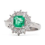 ANELLO A MARGHERITA IN PLATINO CON SMERALDO NATURALE (0.93CT) E DIAMANTI (0.72CT), ANNI ‘80/‘90