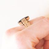 Anello vintage in oro giallo 14K con corniola incisa con profilo di soldato romano, anni ‘50/‘60