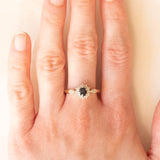 Anello a margherita vintage in oro giallo e bianco 9K con zaffiro (0.40ct ca.) e diamanti (0.14ctw ca.)