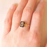 Anello antico in oro giallo 9K e con onice con lettera gotica “M”/“W”, anni ‘30