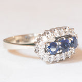 Anello vintage in oro bianco 18K con zaffiri (0.85ctw ca.) e diamanti di taglio brillante (0.40ctw ca.), anni ‘60/‘70