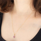 Collana vintage con catenina in oro giallo 9K e con ciondolo a margherita in oro giallo e bianco 9K con rubino (0.40ct ca.) e diamanti