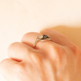 💙⚜️ Anello Art Nouveau contrarier + trilogy in oro giallo 14K con pasta di vetro blu e diamanti di taglio vecchia miniera (0.35ctw ca.), anni ‘10