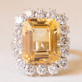 Anello a margherita vintage in oro bianco 18K con quarzo citrino (9.50ct ca.) e diamanti di taglio brillante (1.60ctw ca.), anni ‘60