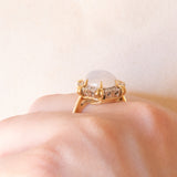 Anello a margherita vintage in oro giallo 18K con pietra di Luna (3.50ct ca.) e diamanti di taglio brillante (0.36ctw ca.), anni ‘70