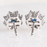 Orecchini a margherita vintage in oro bianco 14K con zaffiri (0.80ct ca.) e diamanti di taglio brillante (1ctw ca.), anni ‘70