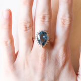 Anello a margherita moderno in oro giallo e bianco 9K con topazio azzurro (5.50ct ca.) e diamanti (0.12ctw ca.)