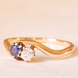 Toi et Moi antico in oro giallo 14K con zaffiro (0.25ct ca.) e diamante di taglio vecchia miniera (0.25ct ca.), anni ‘10/‘20
