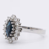 Anello a margherita navette vintage in oro bianco 14K con zaffiro (0.60ct ca.) e diamanti (0.42ctw ca.), anni ‘70